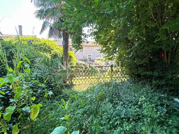 Immeuble avec magasin + Appartements au Coeur de Nontron avec Jardin (