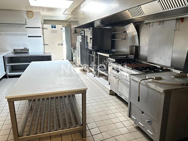 Immeuble avec magasin + Appartements au Coeur de Nontron avec Jardin (