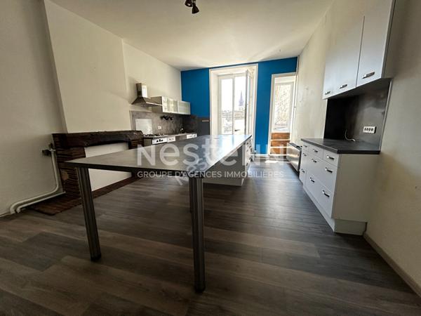 Immeuble avec magasin + Appartements au Coeur de Nontron avec Jardin (