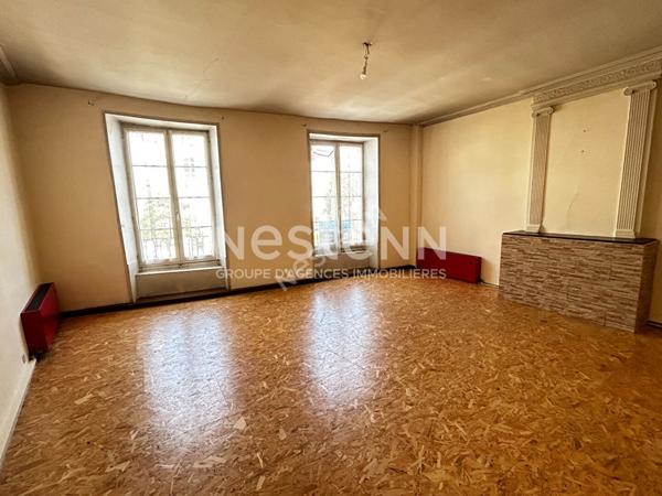 Immeuble avec magasin + Appartements au Coeur de Nontron avec Jardin (