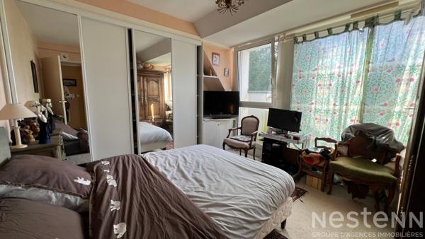 Confort et emplacement idéal : grand T4 avec terrasse ensoleillée, garage et cave à Auray