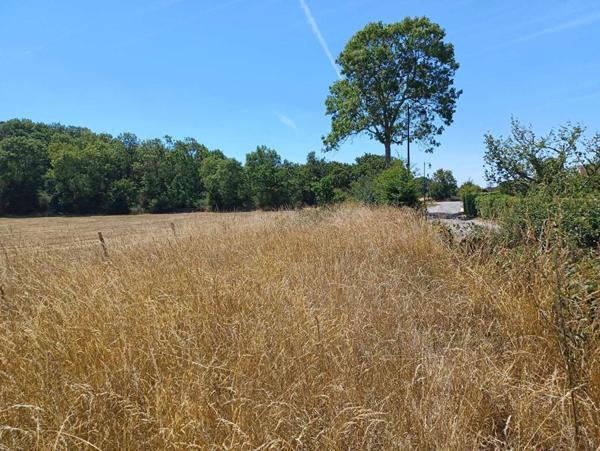 Terrain constructible proche BRETEUIL SUR ITON 1800 m2