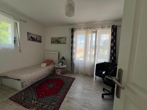 Rénovée 3 chambres plus bureau, beau jardin