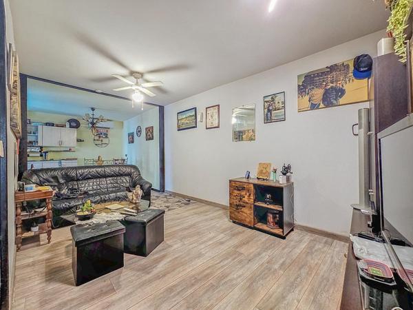 Appartement en très bon état avec balcon et grand garage