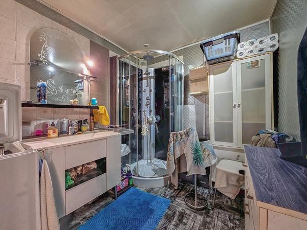 Appartement en très bon état avec balcon et grand garage