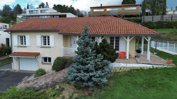 Vue exceptionnelle Puy-de-Dome-MAISON AVEC PISCINE ET GRAND TERRAIN