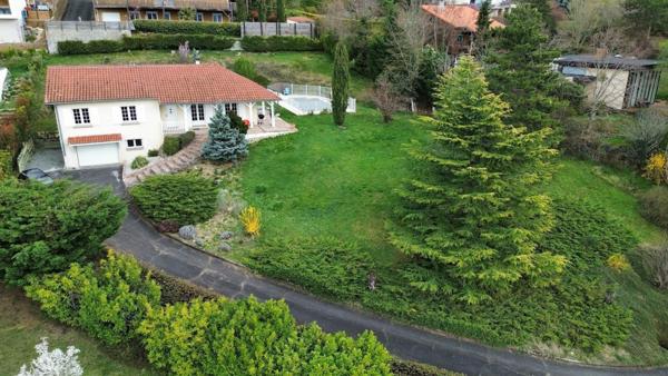 Vue exceptionnelle Puy-de-Dome-MAISON AVEC PISCINE ET GRAND TERRAIN