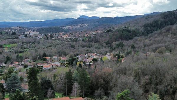 Vue exceptionnelle Puy-de-Dome-MAISON AVEC PISCINE ET GRAND TERRAIN