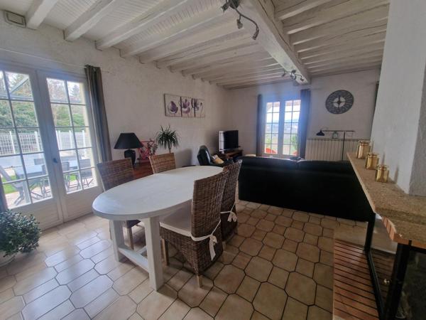 Vue exceptionnelle Puy-de-Dome-MAISON AVEC PISCINE ET GRAND TERRAIN