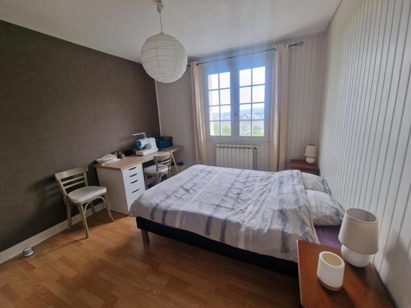 Vue exceptionnelle Puy-de-Dome-MAISON AVEC PISCINE ET GRAND TERRAIN