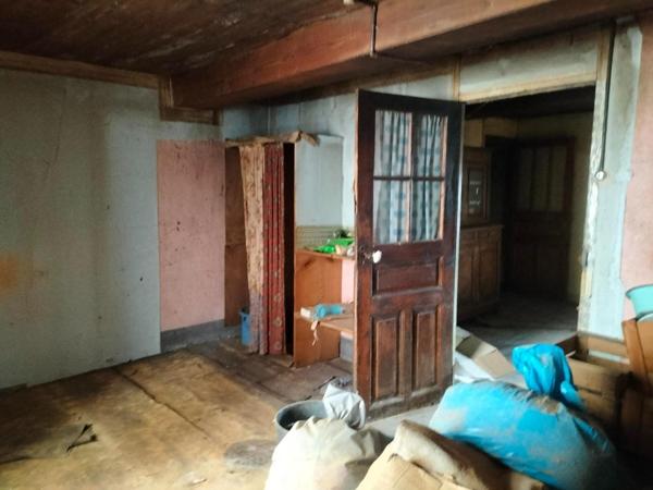 Maison de ville mitoyenne traverssante, entièrement à rénover
