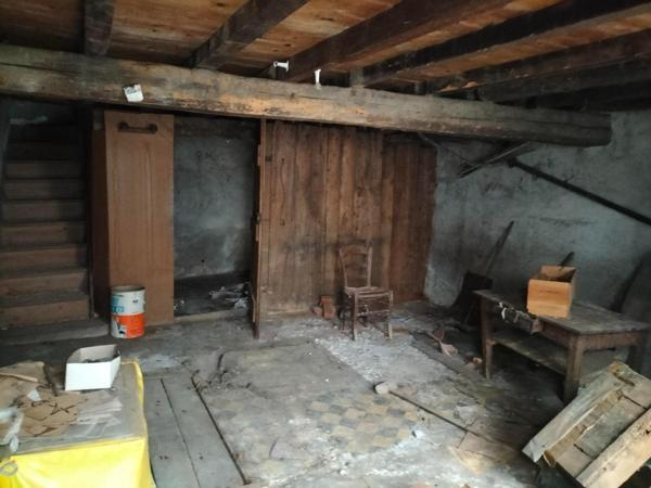 Maison de ville mitoyenne traverssante, entièrement à rénover