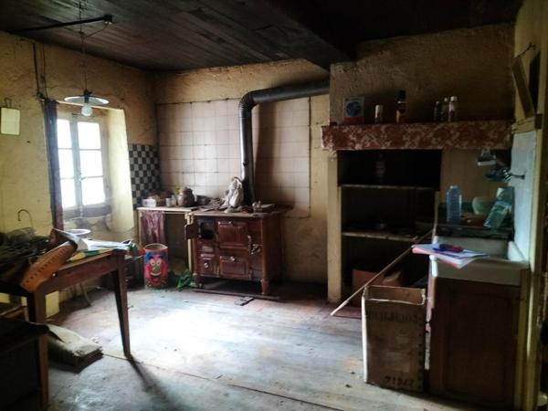 Maison de ville mitoyenne traverssante, entièrement à rénover