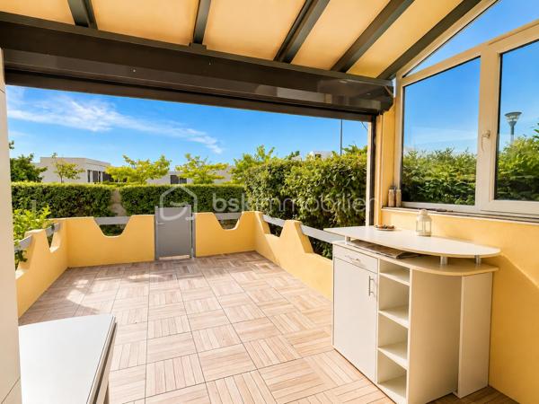 Rare à la vente ! Offrez-vous un véritable coin de paradis avec cette maison d’environ 50 m² où la mer devient votre quotidien grâce à son accès direct.

Lumineuse et prête à vivre:
AU RDC, un couloir dessert une chambre, une salle d'eau avec WC et une pièce de vie conviviale ouverte sur une agréable TERRASSE d'environ 20 m2.
AU 1ER ETAGE: une chambres, une mezzanine aménagée et 1 salle d’eau avec WC.

Ici, tout invite à la détente : petit-déjeuner au soleil, déjeuner en terrasse, baignade à quelques pas… le luxe d’un mode de vie les pieds dans l’eau !

✨ Rénovation de qualité, aucun travaux à prévoir (store banne neuf, volet roulant terrasse électrique ...) et PARKING privé juste devant la maison.

Résidence principale, pied-à-terre d’exception ou investissement locatif à fort potentiel : ce bien coche toutes les cases !

🔥 Un emplacement rare. Une maison clé en main. La mer en accès direct.

📞 À découvrir sans attendre !