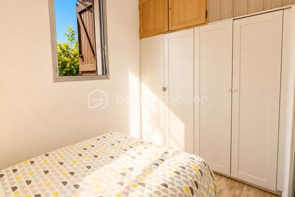 Rare à la vente ! Offrez-vous un véritable coin de paradis avec cette maison d’environ 50 m² où la mer devient votre quotidien grâce à son accès direct.

Lumineuse et prête à vivre:
AU RDC, un couloir dessert une chambre, une salle d'eau avec WC et une pièce de vie conviviale ouverte sur une agréable TERRASSE d'environ 20 m2.
AU 1ER ETAGE: une chambres, une mezzanine aménagée et 1 salle d’eau avec WC.

Ici, tout invite à la détente : petit-déjeuner au soleil, déjeuner en terrasse, baignade à quelques pas… le luxe d’un mode de vie les pieds dans l’eau !

✨ Rénovation de qualité, aucun travaux à prévoir (store banne neuf, volet roulant terrasse électrique ...) et PARKING privé juste devant la maison.

Résidence principale, pied-à-terre d’exception ou investissement locatif à fort potentiel : ce bien coche toutes les cases !

🔥 Un emplacement rare. Une maison clé en main. La mer en accès direct.

📞 À découvrir sans attendre !