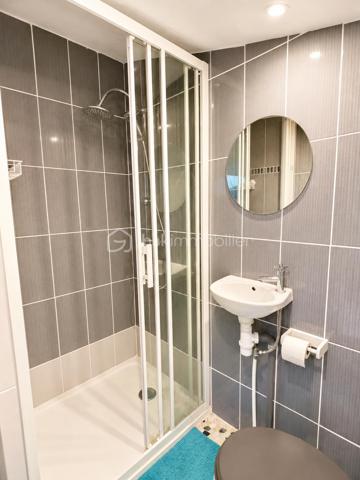 Rare à la vente ! Offrez-vous un véritable coin de paradis avec cette maison d’environ 50 m² où la mer devient votre quotidien grâce à son accès direct.

Lumineuse et prête à vivre:
AU RDC, un couloir dessert une chambre, une salle d'eau avec WC et une pièce de vie conviviale ouverte sur une agréable TERRASSE d'environ 20 m2.
AU 1ER ETAGE: une chambres, une mezzanine aménagée et 1 salle d’eau avec WC.

Ici, tout invite à la détente : petit-déjeuner au soleil, déjeuner en terrasse, baignade à quelques pas… le luxe d’un mode de vie les pieds dans l’eau !

✨ Rénovation de qualité, aucun travaux à prévoir (store banne neuf, volet roulant terrasse électrique ...) et PARKING privé juste devant la maison.

Résidence principale, pied-à-terre d’exception ou investissement locatif à fort potentiel : ce bien coche toutes les cases !

🔥 Un emplacement rare. Une maison clé en main. La mer en accès direct.

📞 À découvrir sans attendre !