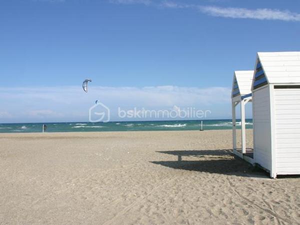 Rare à la vente ! Offrez-vous un véritable coin de paradis avec cette maison d’environ 50 m² où la mer devient votre quotidien grâce à son accès direct.

Lumineuse et prête à vivre:
AU RDC, un couloir dessert une chambre, une salle d'eau avec WC et une pièce de vie conviviale ouverte sur une agréable TERRASSE d'environ 20 m2.
AU 1ER ETAGE: une chambres, une mezzanine aménagée et 1 salle d’eau avec WC.

Ici, tout invite à la détente : petit-déjeuner au soleil, déjeuner en terrasse, baignade à quelques pas… le luxe d’un mode de vie les pieds dans l’eau !

✨ Rénovation de qualité, aucun travaux à prévoir (store banne neuf, volet roulant terrasse électrique ...) et PARKING privé juste devant la maison.

Résidence principale, pied-à-terre d’exception ou investissement locatif à fort potentiel : ce bien coche toutes les cases !

🔥 Un emplacement rare. Une maison clé en main. La mer en accès direct.

📞 À découvrir sans attendre !