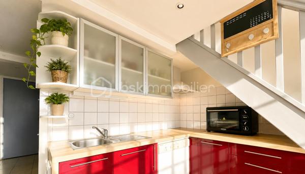 Rare à la vente ! Offrez-vous un véritable coin de paradis avec cette maison d’environ 50 m² où la mer devient votre quotidien grâce à son accès direct.

Lumineuse et prête à vivre:
AU RDC, un couloir dessert une chambre, une salle d'eau avec WC et une pièce de vie conviviale ouverte sur une agréable TERRASSE d'environ 20 m2.
AU 1ER ETAGE: une chambres, une mezzanine aménagée et 1 salle d’eau avec WC.

Ici, tout invite à la détente : petit-déjeuner au soleil, déjeuner en terrasse, baignade à quelques pas… le luxe d’un mode de vie les pieds dans l’eau !

✨ Rénovation de qualité, aucun travaux à prévoir (store banne neuf, volet roulant terrasse électrique ...) et PARKING privé juste devant la maison.

Résidence principale, pied-à-terre d’exception ou investissement locatif à fort potentiel : ce bien coche toutes les cases !

🔥 Un emplacement rare. Une maison clé en main. La mer en accès direct.

📞 À découvrir sans attendre !