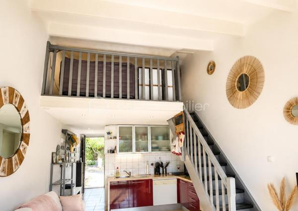 Rare à la vente ! Offrez-vous un véritable coin de paradis avec cette maison d’environ 50 m² où la mer devient votre quotidien grâce à son accès direct.

Lumineuse et prête à vivre:
AU RDC, un couloir dessert une chambre, une salle d'eau avec WC et une pièce de vie conviviale ouverte sur une agréable TERRASSE d'environ 20 m2.
AU 1ER ETAGE: une chambres, une mezzanine aménagée et 1 salle d’eau avec WC.

Ici, tout invite à la détente : petit-déjeuner au soleil, déjeuner en terrasse, baignade à quelques pas… le luxe d’un mode de vie les pieds dans l’eau !

✨ Rénovation de qualité, aucun travaux à prévoir (store banne neuf, volet roulant terrasse électrique ...) et PARKING privé juste devant la maison.

Résidence principale, pied-à-terre d’exception ou investissement locatif à fort potentiel : ce bien coche toutes les cases !

🔥 Un emplacement rare. Une maison clé en main. La mer en accès direct.

📞 À découvrir sans attendre !