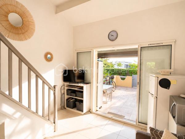 Rare à la vente ! Offrez-vous un véritable coin de paradis avec cette maison d’environ 50 m² où la mer devient votre quotidien grâce à son accès direct.

Lumineuse et prête à vivre:
AU RDC, un couloir dessert une chambre, une salle d'eau avec WC et une pièce de vie conviviale ouverte sur une agréable TERRASSE d'environ 20 m2.
AU 1ER ETAGE: une chambres, une mezzanine aménagée et 1 salle d’eau avec WC.

Ici, tout invite à la détente : petit-déjeuner au soleil, déjeuner en terrasse, baignade à quelques pas… le luxe d’un mode de vie les pieds dans l’eau !

✨ Rénovation de qualité, aucun travaux à prévoir (store banne neuf, volet roulant terrasse électrique ...) et PARKING privé juste devant la maison.

Résidence principale, pied-à-terre d’exception ou investissement locatif à fort potentiel : ce bien coche toutes les cases !

🔥 Un emplacement rare. Une maison clé en main. La mer en accès direct.

📞 À découvrir sans attendre !