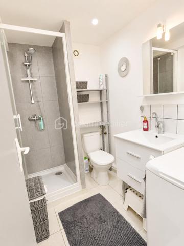 Rare à la vente ! Offrez-vous un véritable coin de paradis avec cette maison d’environ 50 m² où la mer devient votre quotidien grâce à son accès direct.

Lumineuse et prête à vivre:
AU RDC, un couloir dessert une chambre, une salle d'eau avec WC et une pièce de vie conviviale ouverte sur une agréable TERRASSE d'environ 20 m2.
AU 1ER ETAGE: une chambres, une mezzanine aménagée et 1 salle d’eau avec WC.

Ici, tout invite à la détente : petit-déjeuner au soleil, déjeuner en terrasse, baignade à quelques pas… le luxe d’un mode de vie les pieds dans l’eau !

✨ Rénovation de qualité, aucun travaux à prévoir (store banne neuf, volet roulant terrasse électrique ...) et PARKING privé juste devant la maison.

Résidence principale, pied-à-terre d’exception ou investissement locatif à fort potentiel : ce bien coche toutes les cases !

🔥 Un emplacement rare. Une maison clé en main. La mer en accès direct.

📞 À découvrir sans attendre !