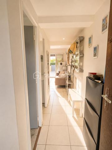 Rare à la vente ! Offrez-vous un véritable coin de paradis avec cette maison d’environ 50 m² où la mer devient votre quotidien grâce à son accès direct.

Lumineuse et prête à vivre:
AU RDC, un couloir dessert une chambre, une salle d'eau avec WC et une pièce de vie conviviale ouverte sur une agréable TERRASSE d'environ 20 m2.
AU 1ER ETAGE: une chambres, une mezzanine aménagée et 1 salle d’eau avec WC.

Ici, tout invite à la détente : petit-déjeuner au soleil, déjeuner en terrasse, baignade à quelques pas… le luxe d’un mode de vie les pieds dans l’eau !

✨ Rénovation de qualité, aucun travaux à prévoir (store banne neuf, volet roulant terrasse électrique ...) et PARKING privé juste devant la maison.

Résidence principale, pied-à-terre d’exception ou investissement locatif à fort potentiel : ce bien coche toutes les cases !

🔥 Un emplacement rare. Une maison clé en main. La mer en accès direct.

📞 À découvrir sans attendre !