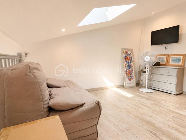 Rare à la vente ! Offrez-vous un véritable coin de paradis avec cette maison d’environ 50 m² où la mer devient votre quotidien grâce à son accès direct.

Lumineuse et prête à vivre:
AU RDC, un couloir dessert une chambre, une salle d'eau avec WC et une pièce de vie conviviale ouverte sur une agréable TERRASSE d'environ 20 m2.
AU 1ER ETAGE: une chambres, une mezzanine aménagée et 1 salle d’eau avec WC.

Ici, tout invite à la détente : petit-déjeuner au soleil, déjeuner en terrasse, baignade à quelques pas… le luxe d’un mode de vie les pieds dans l’eau !

✨ Rénovation de qualité, aucun travaux à prévoir (store banne neuf, volet roulant terrasse électrique ...) et PARKING privé juste devant la maison.

Résidence principale, pied-à-terre d’exception ou investissement locatif à fort potentiel : ce bien coche toutes les cases !

🔥 Un emplacement rare. Une maison clé en main. La mer en accès direct.

📞 À découvrir sans attendre !
