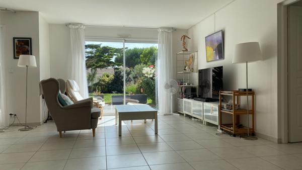 A 250 m de la corniche de Sion propriete de 4 ch (180 m2 hab) sur 1 000 m2 de terrain