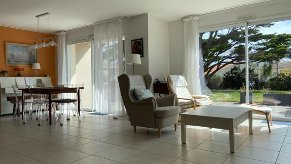 A 250 m de la corniche de Sion propriete de 4 ch (180 m2 hab) sur 1 000 m2 de terrain