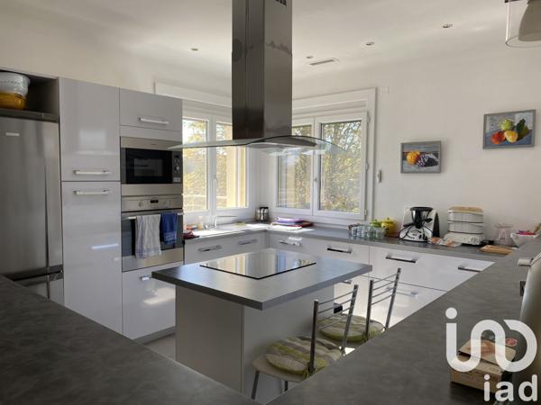 Maison traditionnelle 7 pièces de 190 m² à Althen-des-Paluds (84210)