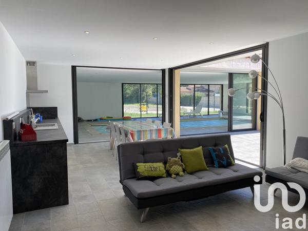 Maison traditionnelle 7 pièces de 190 m² à Althen-des-Paluds (84210)