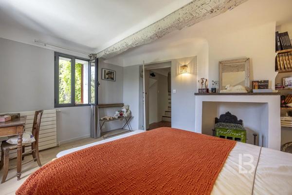 Mas de caractère du XVIIIe siècle,  rénové, niché dans un écrin de verdure de 2277 m² soigneusement paysagé et parsemé d'oliviers centenaires.