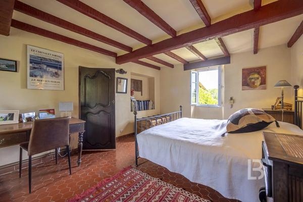 Mas de caractère du XVIIIe siècle,  rénové, niché dans un écrin de verdure de 2277 m² soigneusement paysagé et parsemé d'oliviers centenaires.