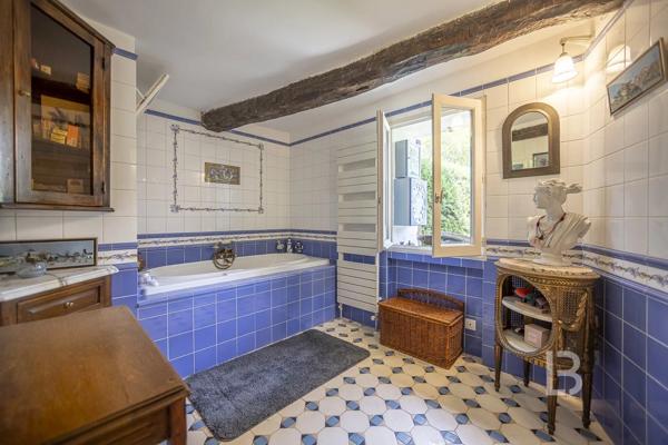 Mas de caractère du XVIIIe siècle,  rénové, niché dans un écrin de verdure de 2277 m² soigneusement paysagé et parsemé d'oliviers centenaires.