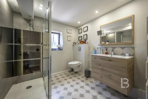 Mas de caractère du XVIIIe siècle,  rénové, niché dans un écrin de verdure de 2277 m² soigneusement paysagé et parsemé d'oliviers centenaires.