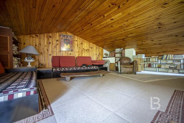 Mas de caractère du XVIIIe siècle,  rénové, niché dans un écrin de verdure de 2277 m² soigneusement paysagé et parsemé d'oliviers centenaires.