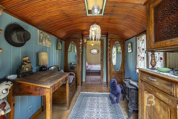 Mas de caractère du XVIIIe siècle,  rénové, niché dans un écrin de verdure de 2277 m² soigneusement paysagé et parsemé d'oliviers centenaires.