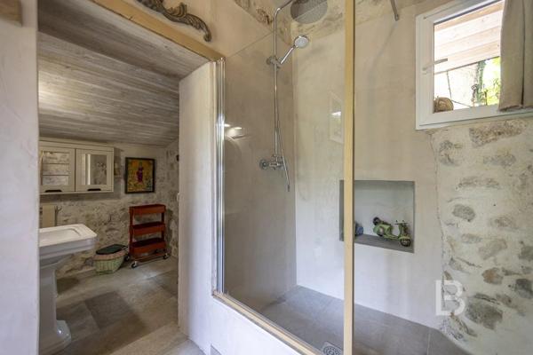 Mas de caractère du XVIIIe siècle,  rénové, niché dans un écrin de verdure de 2277 m² soigneusement paysagé et parsemé d'oliviers centenaires.