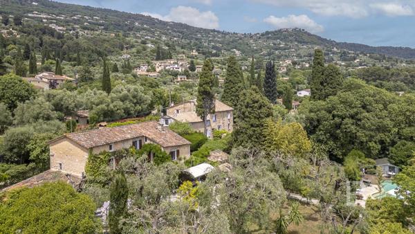 Mas de caractère du XVIIIe siècle,  rénové, niché dans un écrin de verdure de 2277 m² soigneusement paysagé et parsemé d'oliviers centenaires.