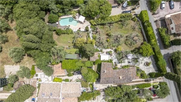 Mas de caractère du XVIIIe siècle,  rénové, niché dans un écrin de verdure de 2277 m² soigneusement paysagé et parsemé d'oliviers centenaires.