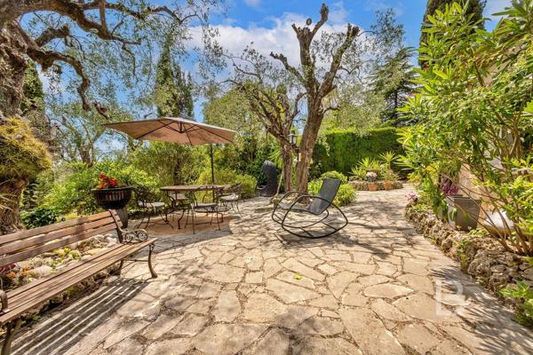 Mas de caractère du XVIIIe siècle,  rénové, niché dans un écrin de verdure de 2277 m² soigneusement paysagé et parsemé d'oliviers centenaires.