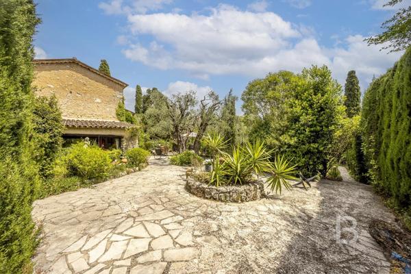 Mas de caractère du XVIIIe siècle,  rénové, niché dans un écrin de verdure de 2277 m² soigneusement paysagé et parsemé d'oliviers centenaires.