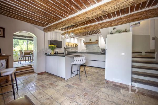 Mas de caractère du XVIIIe siècle,  rénové, niché dans un écrin de verdure de 2277 m² soigneusement paysagé et parsemé d'oliviers centenaires.