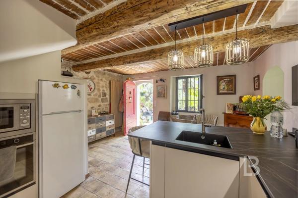 Mas de caractère du XVIIIe siècle,  rénové, niché dans un écrin de verdure de 2277 m² soigneusement paysagé et parsemé d'oliviers centenaires.