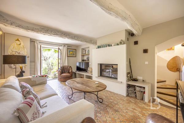 Mas de caractère du XVIIIe siècle,  rénové, niché dans un écrin de verdure de 2277 m² soigneusement paysagé et parsemé d'oliviers centenaires.