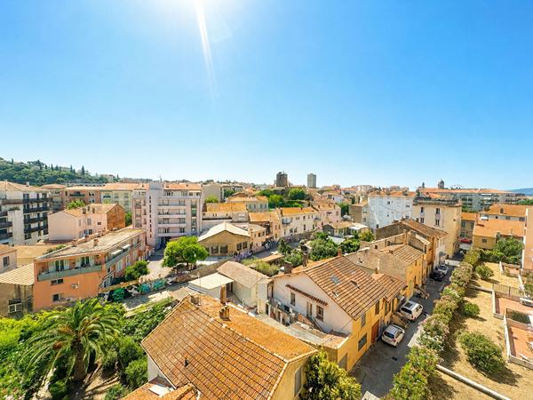 A vendre  à Saint Raphaël, appartement 4 pièces dernier étage en centre ville avec garage