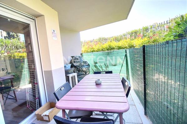 Appartement de type 2 d'environ 43m2 avec terrasse et place de parking privative