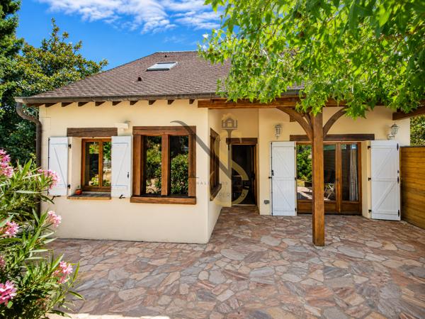 – Maison familiale de 135 m² habitables – Terrain 1 100 m² – 4 chambres – Garage et dépenda