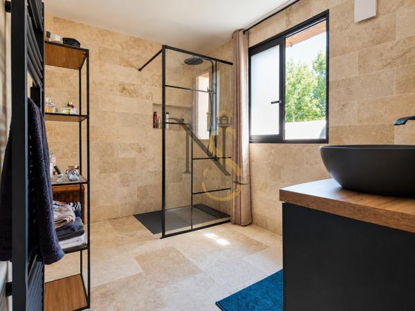 – Maison familiale de 135 m² habitables – Terrain 1 100 m² – 4 chambres – Garage et dépenda