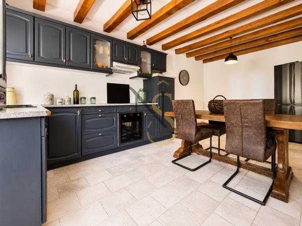 – Maison familiale de 135 m² habitables – Terrain 1 100 m² – 4 chambres – Garage et dépenda